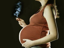 курение матери в время беременности - одна из причин гипотрофии
