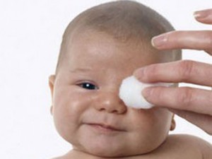 Очищение глаз младенца